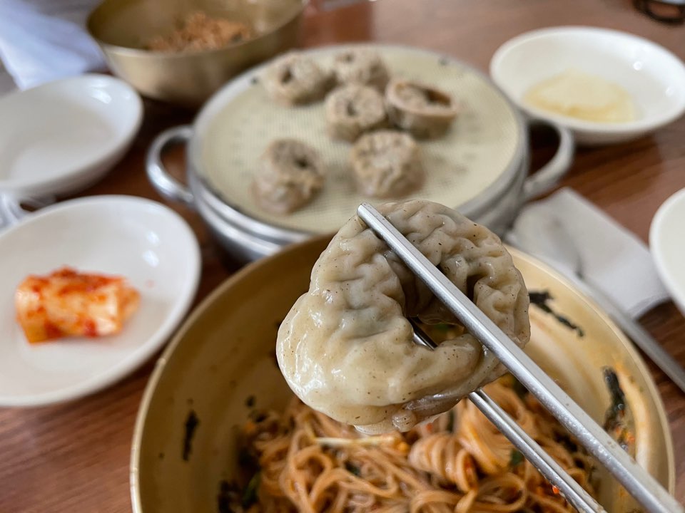 비빔 막국수와 메밀만두와의 조합