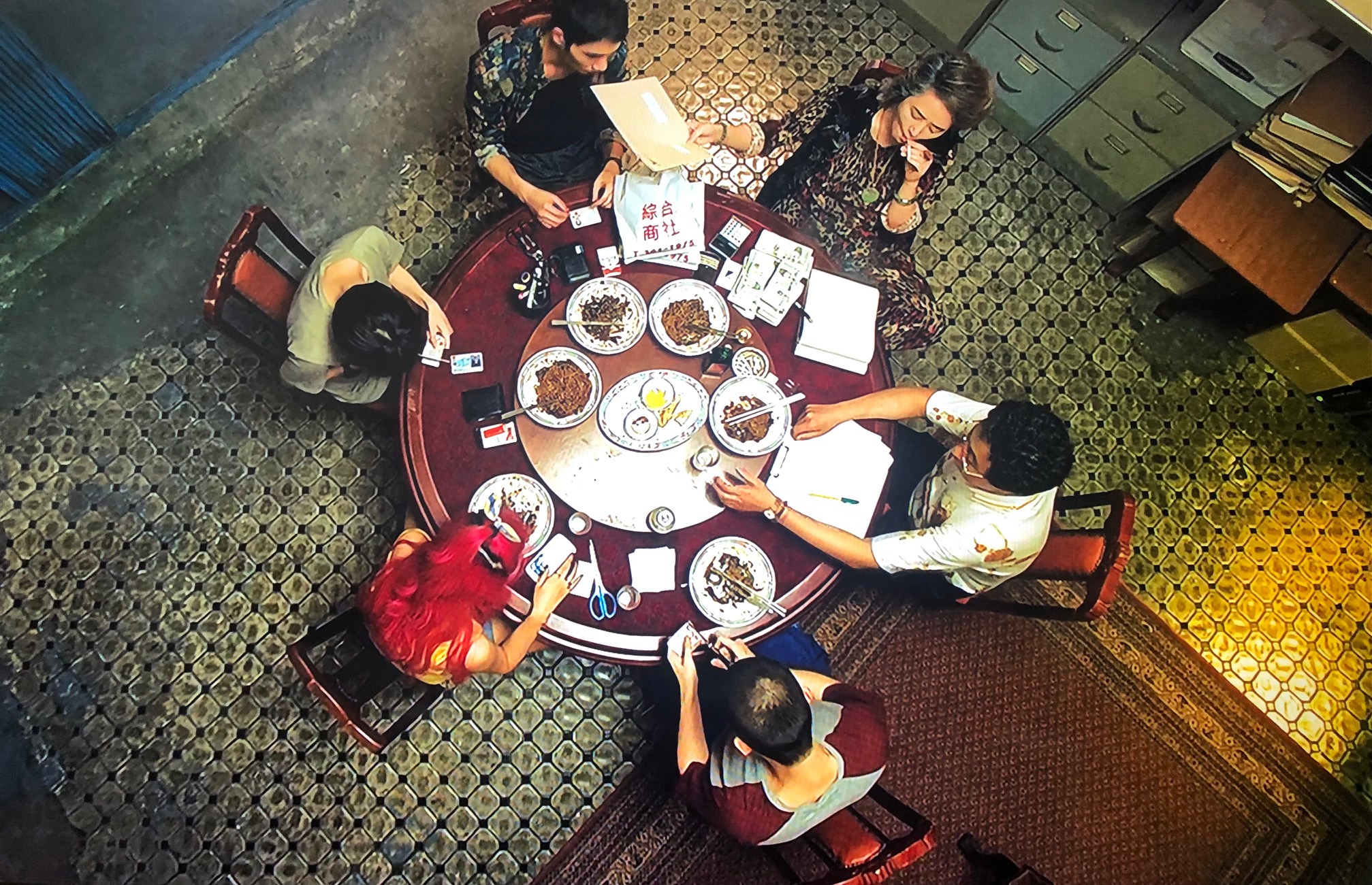 중국집 식탁을 둘러싸고 앉아 있는 패밀리들