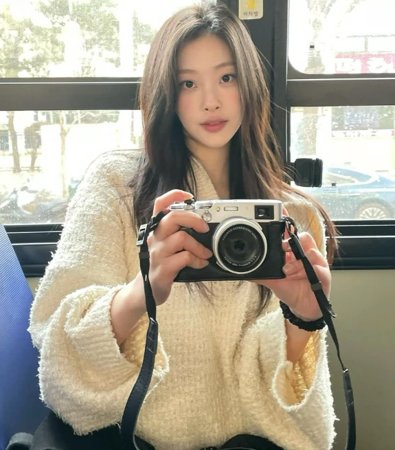 버스에서 셀카를 찍고 있는 최희진