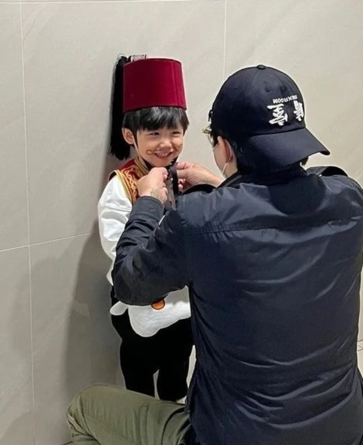  이윤재 어린이집 할로원 복장.jpg (개그맨 이용진 아들)