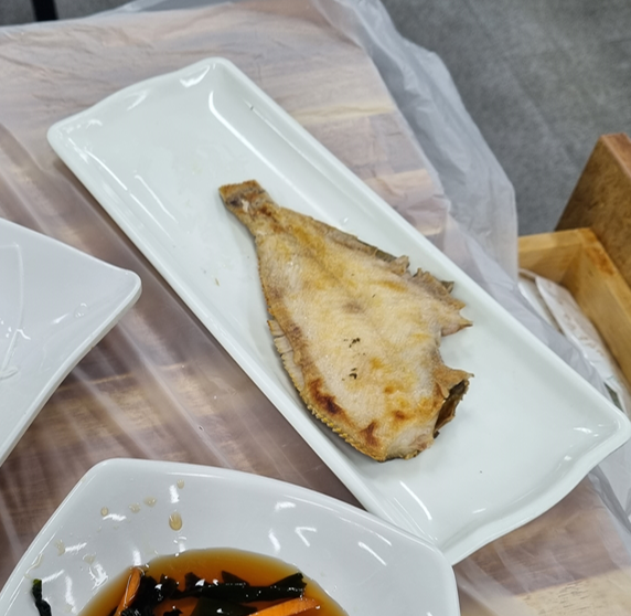 밑반찬으로 나온 것들 번데기와 가오리구이
