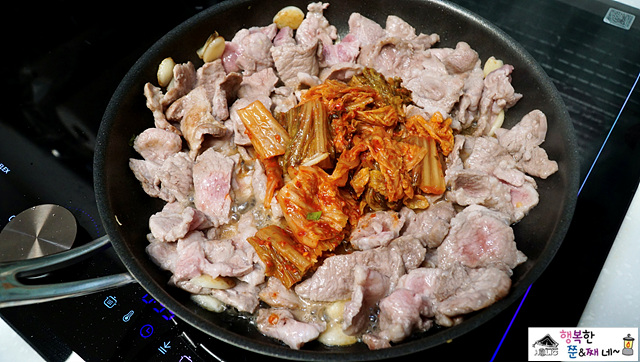 돼지두루치기 돼지고기 볶다가 김치 넣고 볶아줍니다.