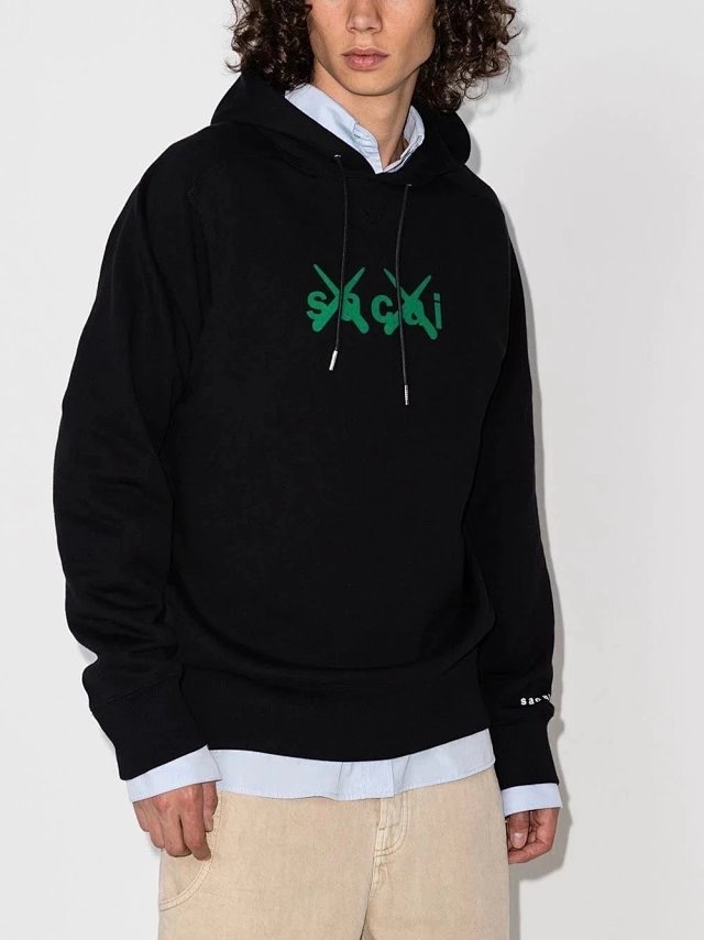  [SACAI x KAWS] 사카이 X 카우스 플록 프린트 로고 스웨트 셔츠 후드 티셔츠 (2 COLOR)