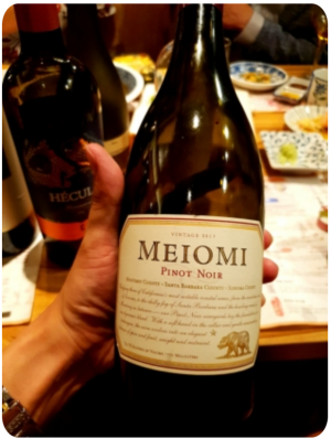 Meiomi - 레드 와인을 손에 들고