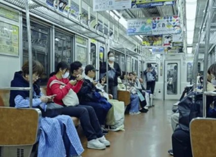 일본 지하철 안 풍경