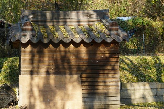 작은 창고처럼 보이는데 지붕은 기와지붕&#44; 지붕에 수북한 버드나무 낙엽&#44;