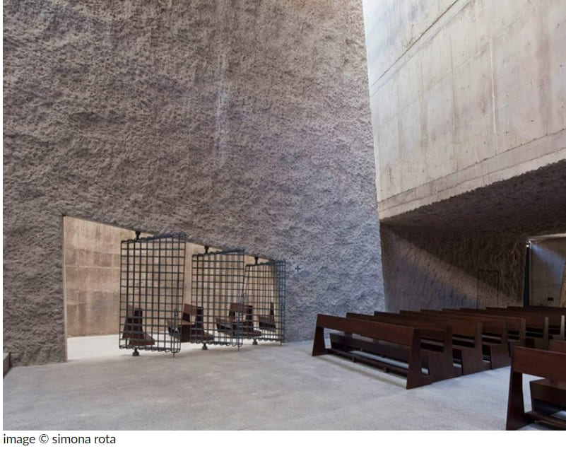 단일 석조 블록의 집합체...테네리페 섬에 있는 메니스 아르키텍토스 교회 VIDEO: Menis arquitectos' church on tenerife island is a cluster of monolithic stone blocks
