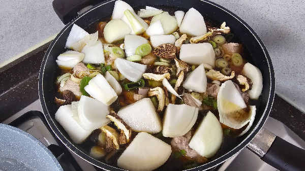 돼지갈비찜 양념장 넣고 오래 끓이기
