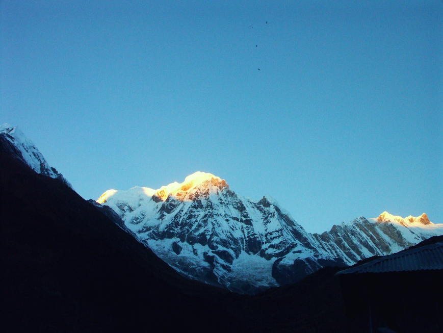 MBC에서 바라본 Annapurna South(7219m)와 Baraha Shikhar(7647m)의 일출