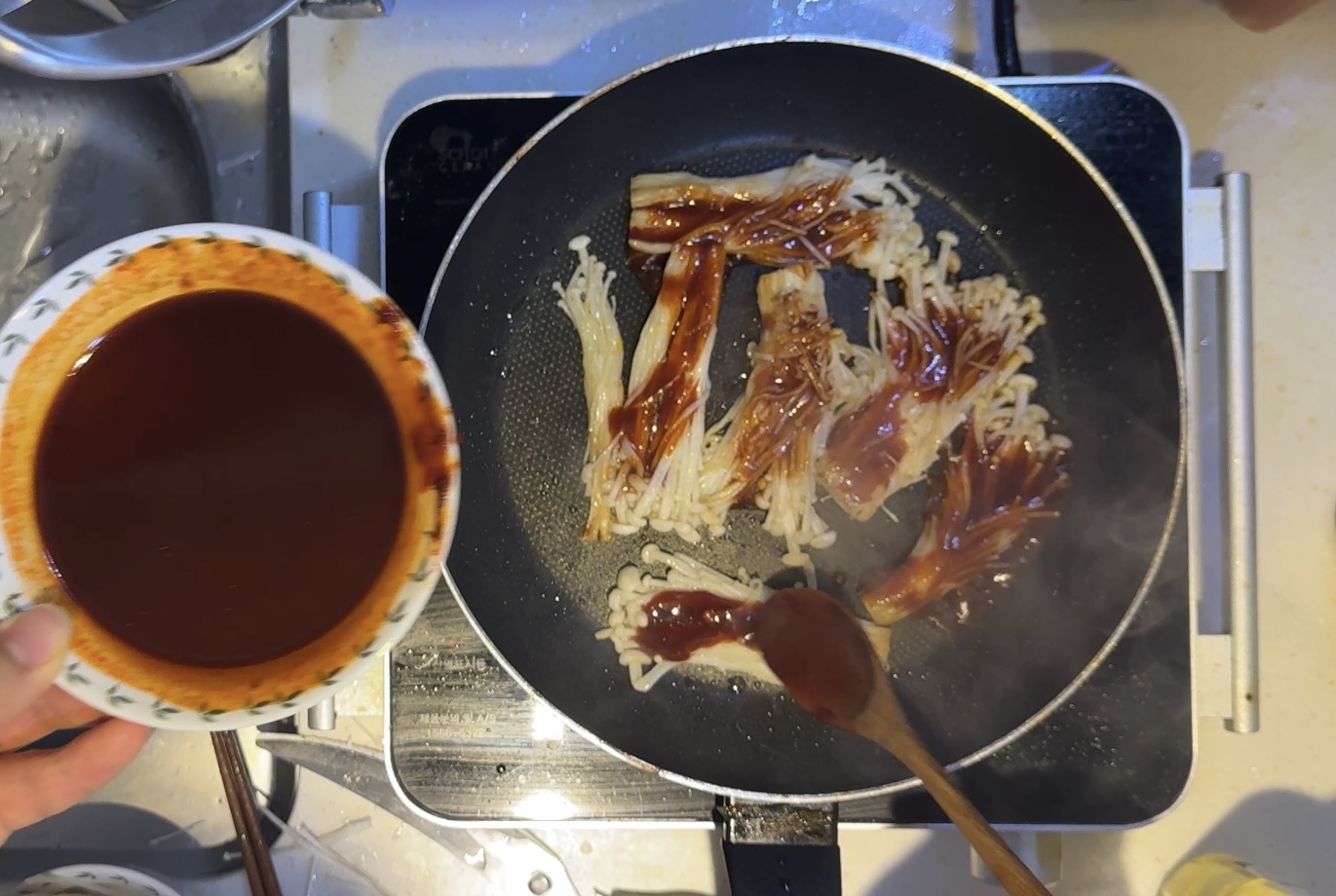 팽이버섯 양념 바르기