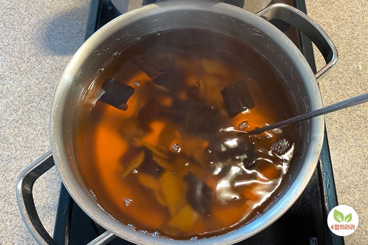 수정과를 끓이는 모습
