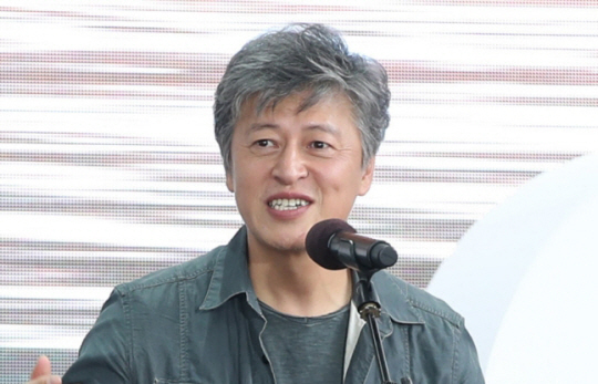 통일부 ‘조총련 인사 무단 접촉’... 영화 ‘차별’ 김지운 감독과 배우 권해효 조사