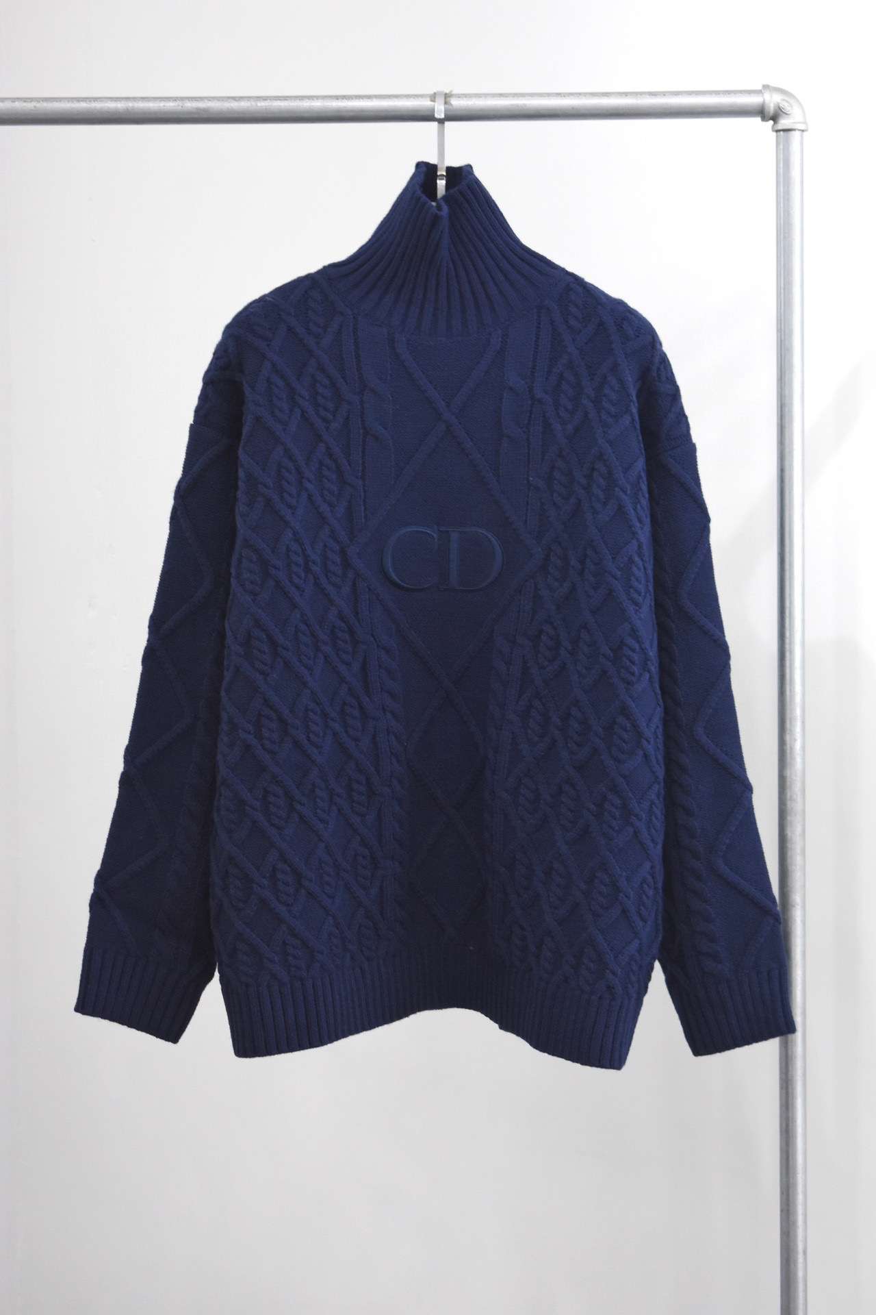  [DIOR] 디올 엠브로이더리 로고 터틀넥 니트 스웨터 (2 COLOR)