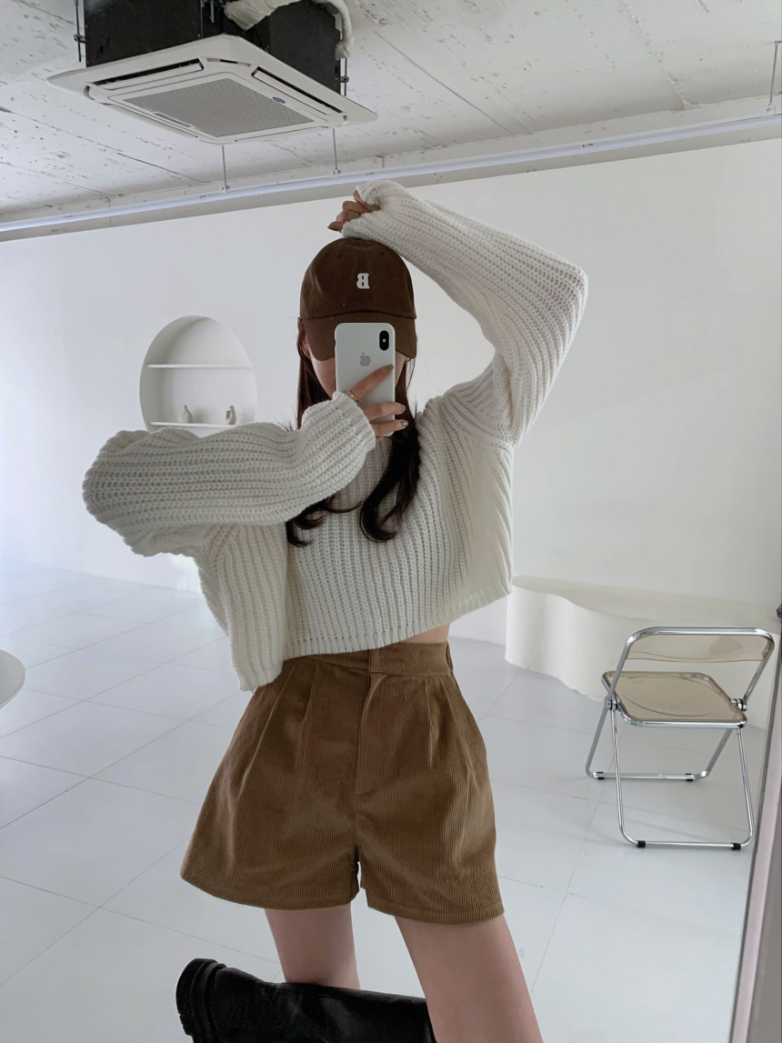 도톰 오버핏 라운드 크롭 니트