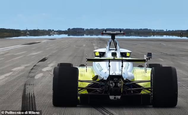 로봇 자동차&#44; 놀라운 속도로 세계 기록 깨 VIDEO: Fully-autonomous PoliMOVE car breaks world speed record