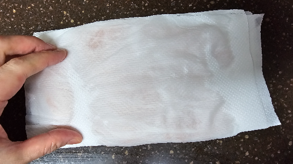 연어회 물기를 닦아줍니다.