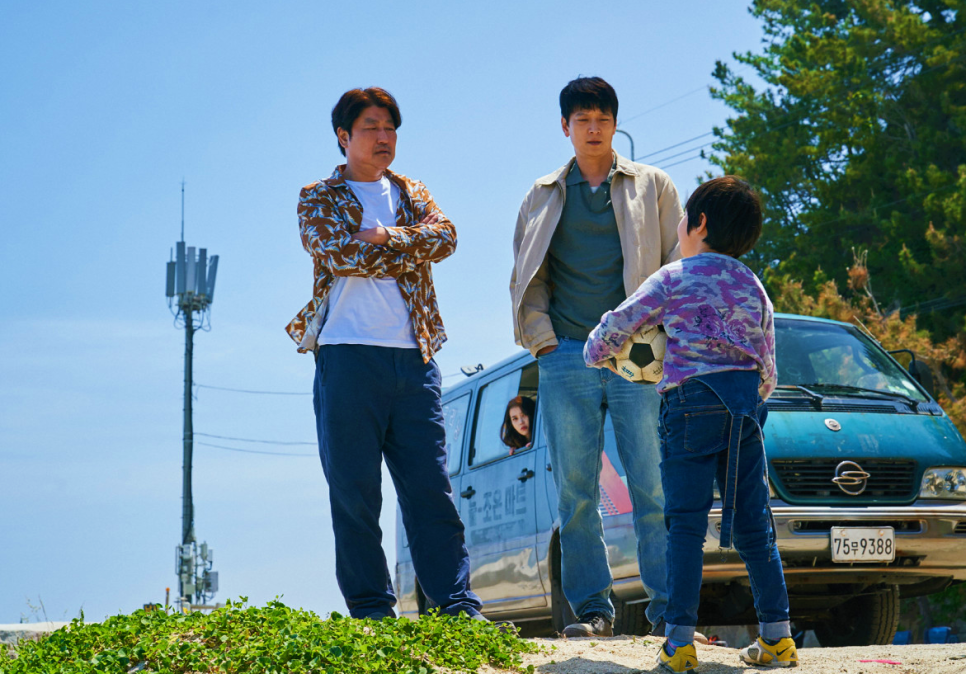 영화 브로커에서 아이유의 엄마가 됐다. (정보, 출연진, 제작사, 개봉) 11