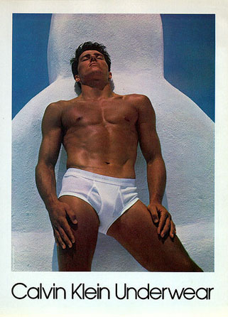 1982년 포토그래퍼 브루스 웨버(Bruce Weber)가 촬영한 캘빈클라인의 남성 속옷 광고