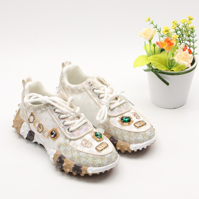  화려한 장식이 특별한 5cm 스니커즈