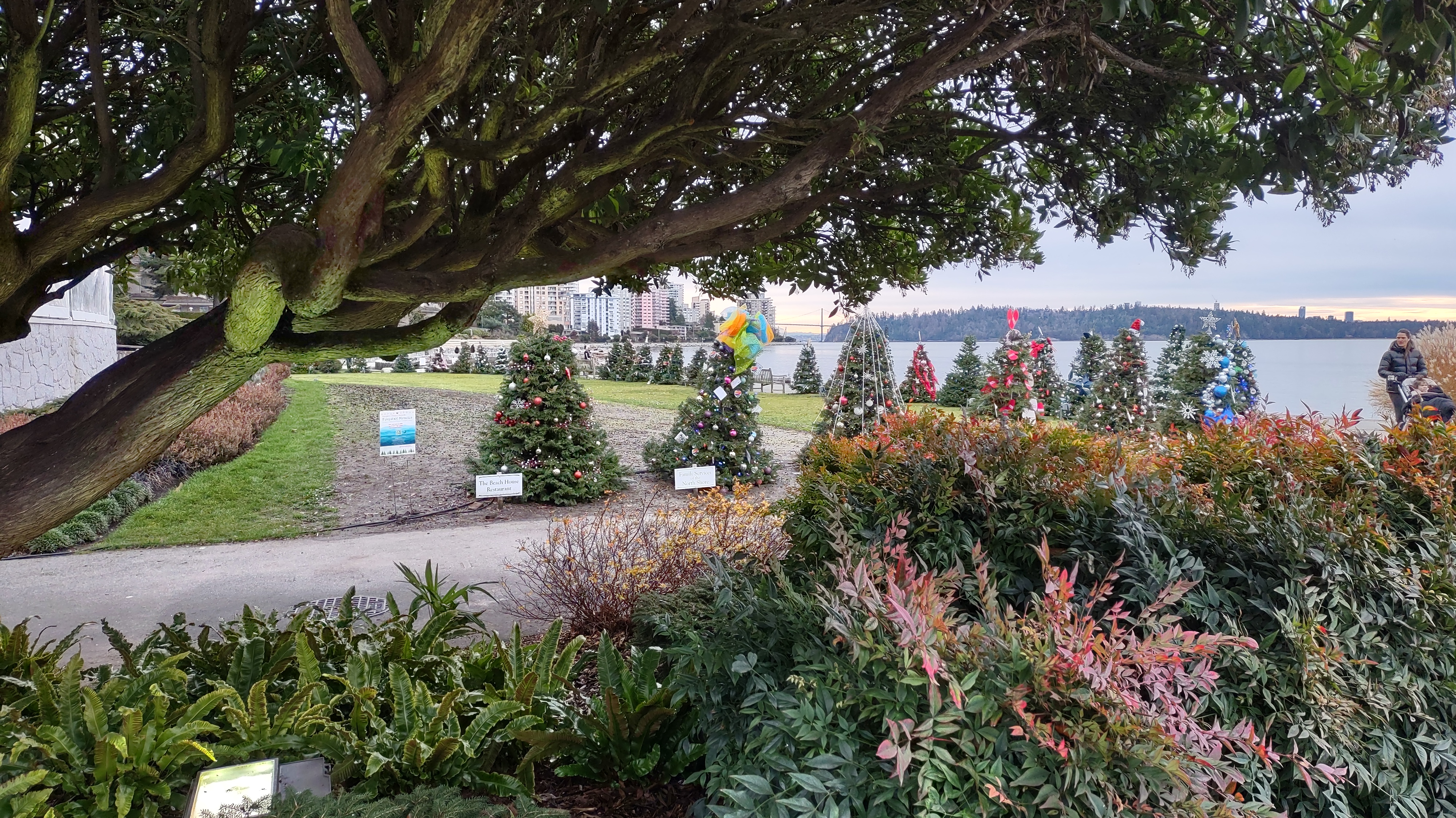  Dundarave Festival of Lights
