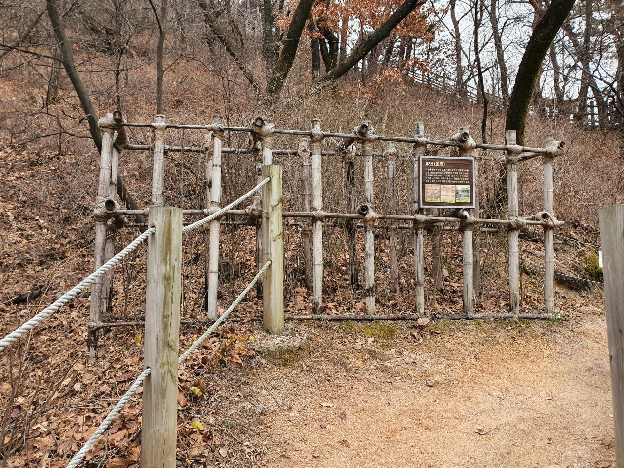 북악산_北岳山_Bukaksan/가는길에 또 다른 취병을

볼수있었습니다



-취병-

조선시대의 독특한 조경기법인 취병은

식물을 소재로 만든 친환경 울타리로

궁궐의 핵심지역과 일부 상류층의

정원에만 사용되었고, 공간을 깊고

아늑하게 만들어 생기가 나게 하는

아름다움 있다. 취병은 일제강점기

이후 실물이 사라졌으나 창덕궁 후원에

복원된 바 있다.

조금 더 자세히 알고 싶은신분들은

링크 참고하세요

-출처-네이버 지식백과-시사 상식 사전