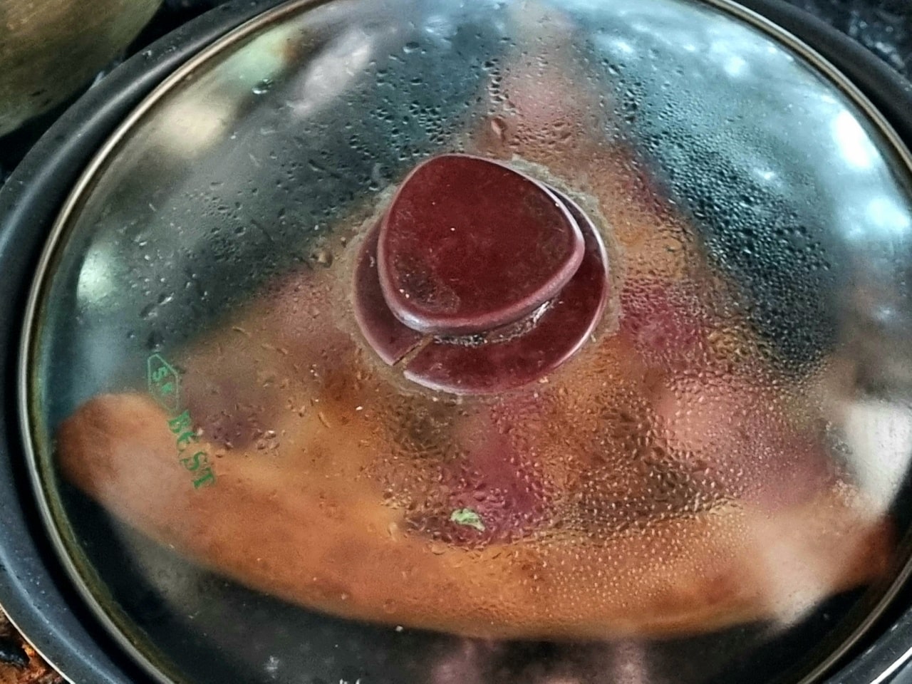 남은 피자를 프라이팬에 다시 데우는 이미지입니다.