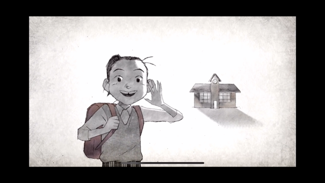 집이 뒤에 있고 딸이 환한 얼굴로 정면을 바라보는 컷