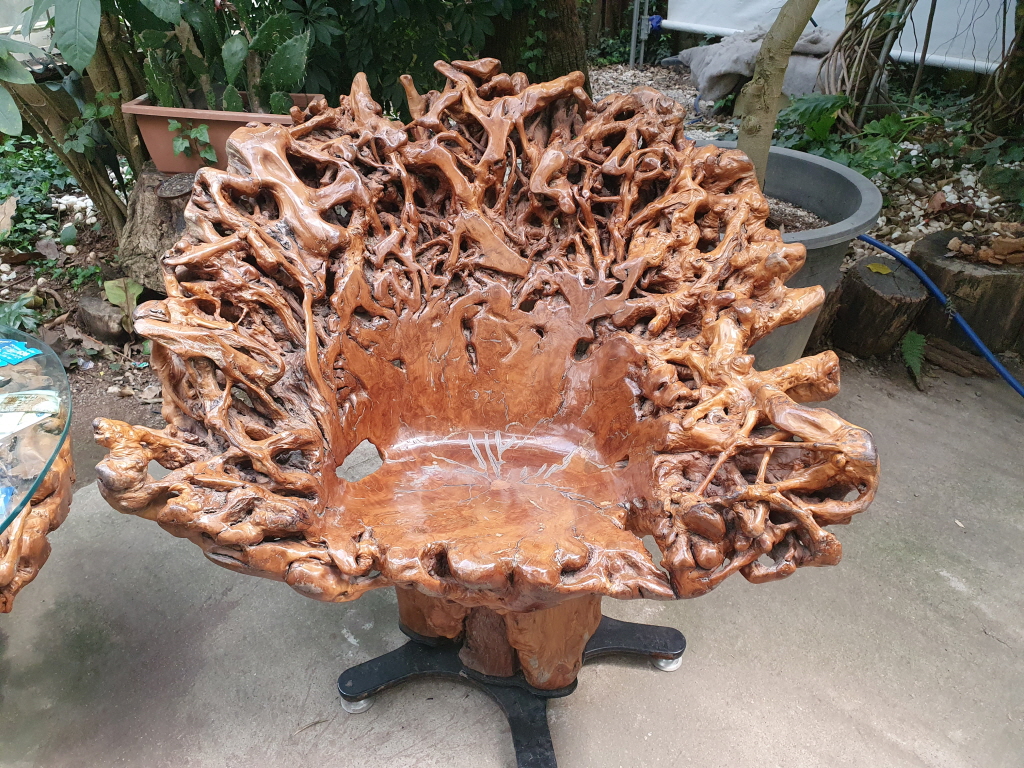 나무 뿌리로 만든 의자의 모습