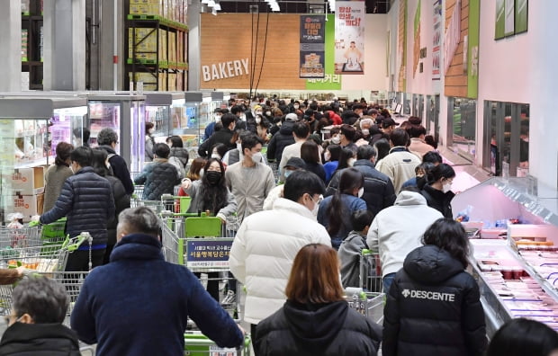  꺾이지 않는 코로나, 정부 내일 3단계 격상 여부 발표