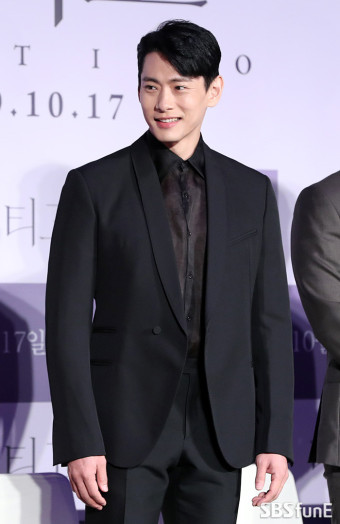 전쟁 중 유태오는 과거 결혼해 니키리와 아이를 낳았다. 1