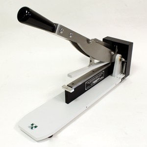  인장 시험 결과로 보는 정확한 샘플 준비의 중요성_시편 재단기