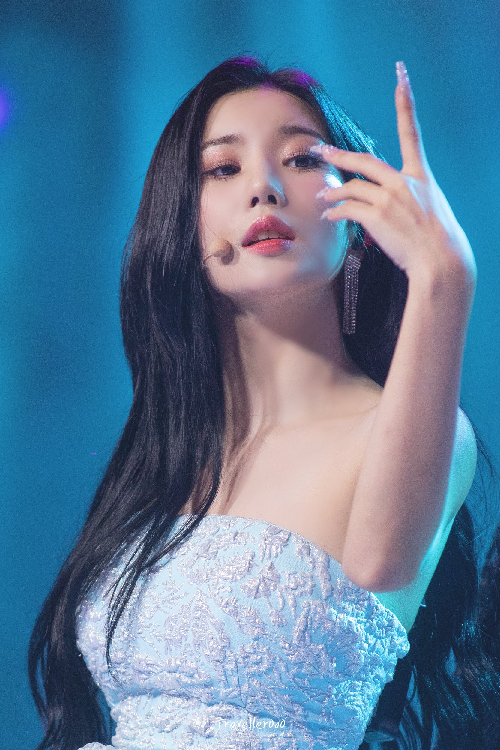  권은비 220903 하늘색 오프숄더 원피스 무대 의상 사진