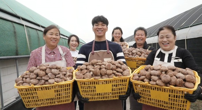 서산-해미면-표고버섯농장에서-표고버섯을-수확한다