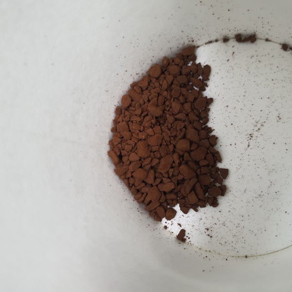 컵에-담긴-커피원두