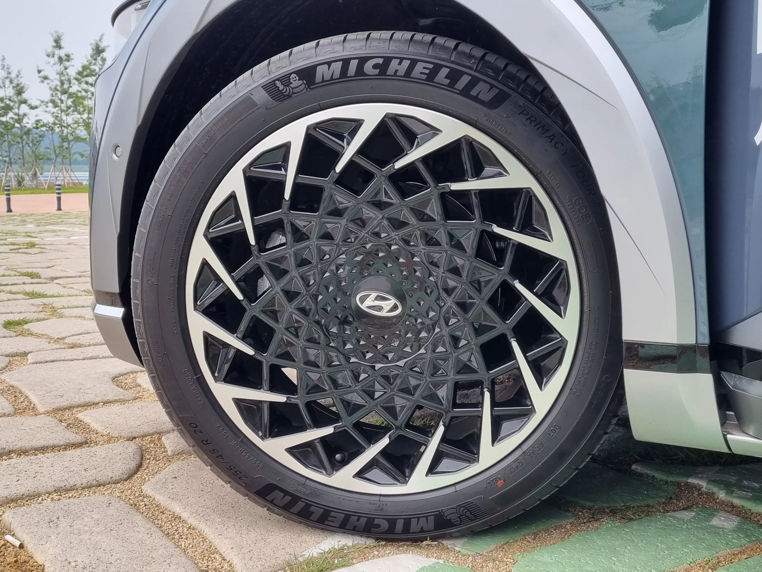 아이오닉5을 굴리는 20인치 휠 타이어입니다.