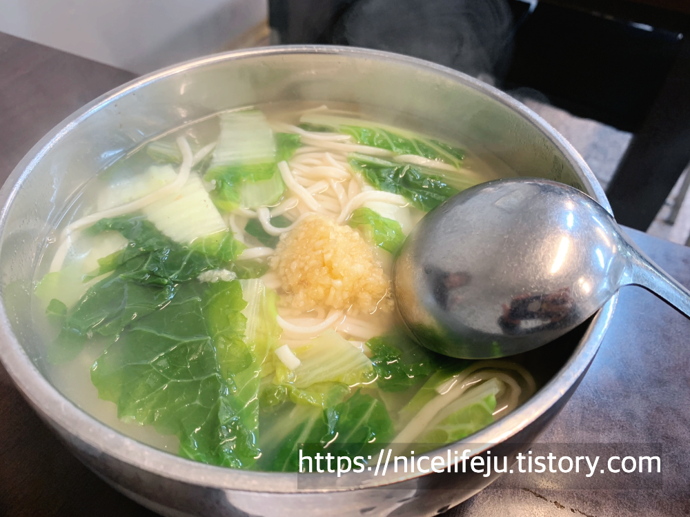 (서울 동대문 맛집) 순한 호로록 국수와 고소한 양배추전과 순한 돼지고기, 경동시장 "안동집" 12