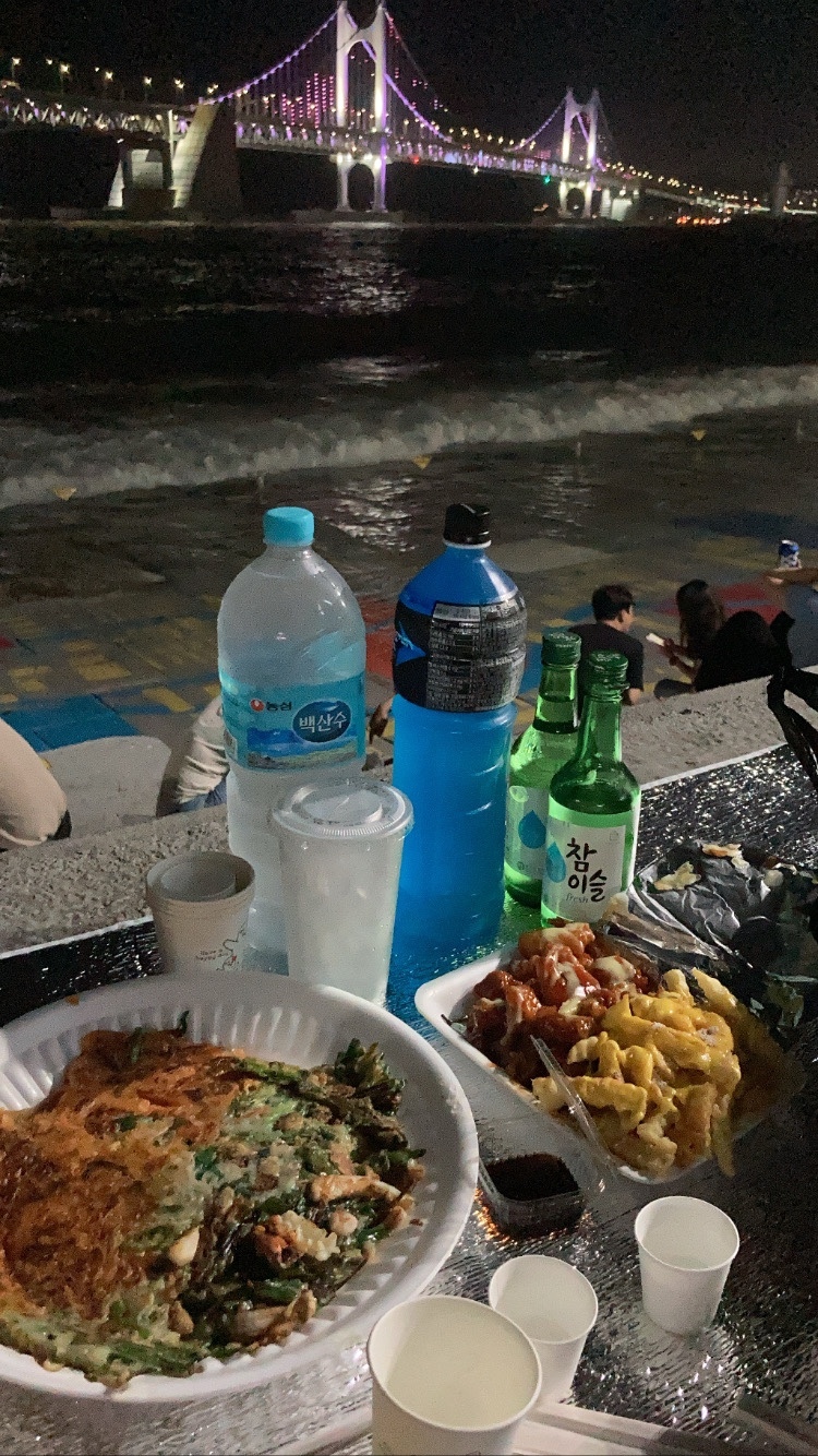  부산 민락 수변공원에서 바다보며 술 한잔