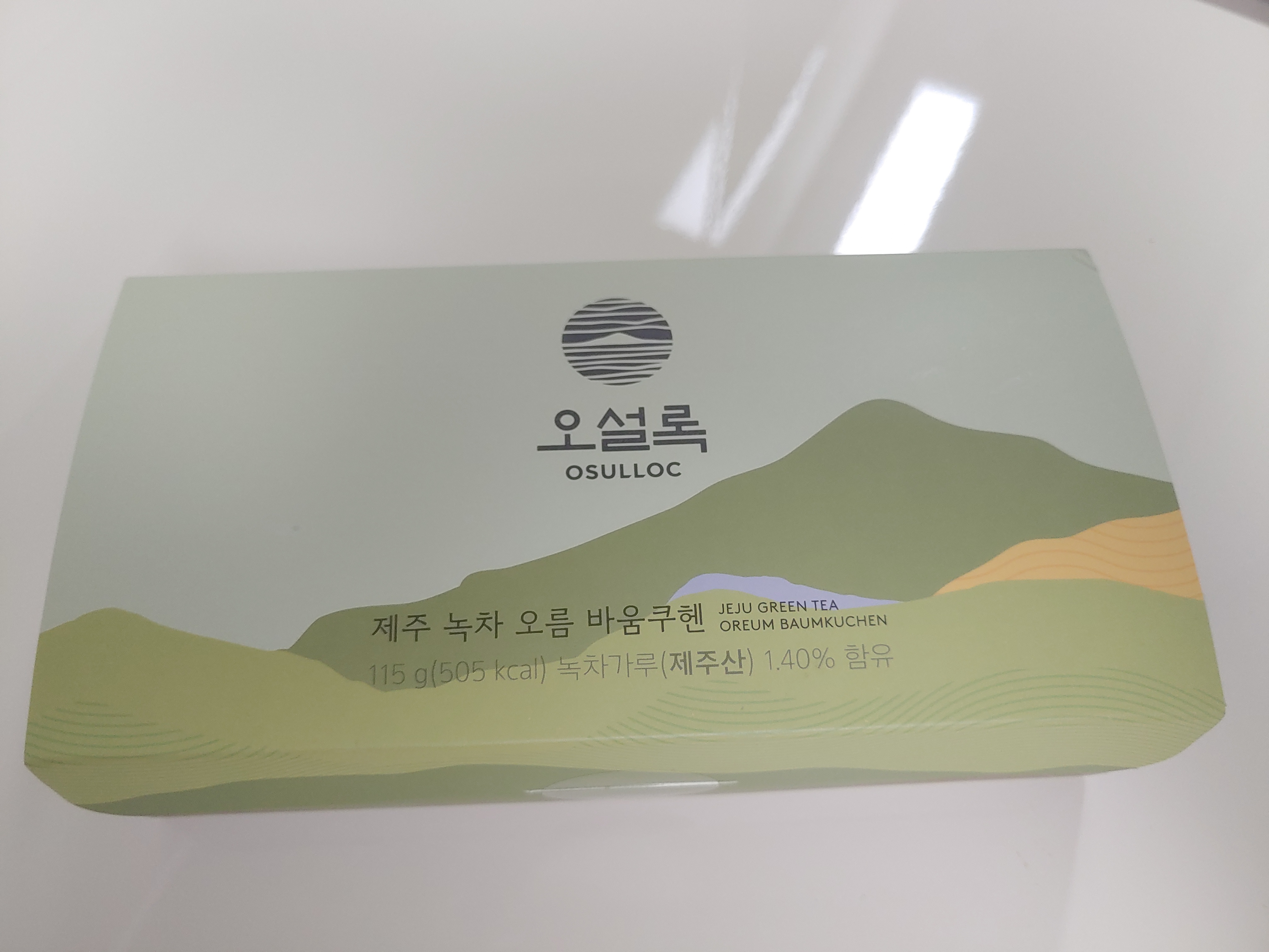  친구가 선물해준 오설록 제주 녹차 오름 바움쿠헨 리뷰