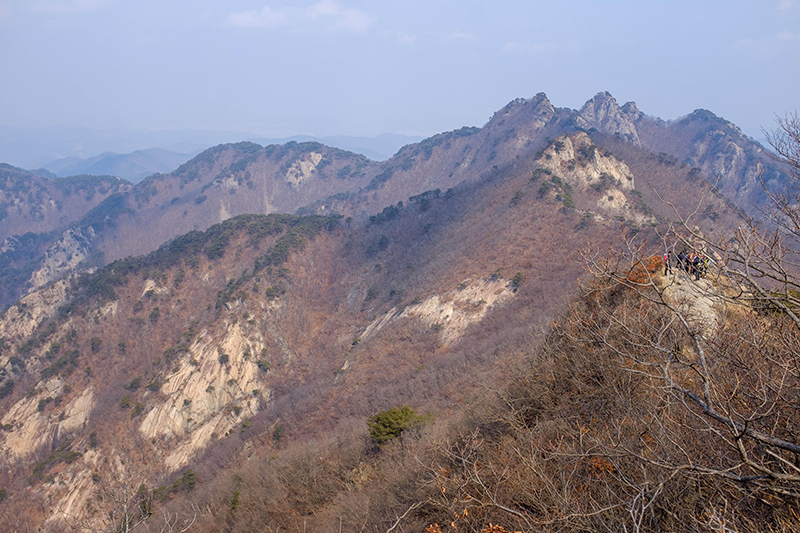 계룡산의 초봄 풍경. 오른쪽 끝에 삼불봉이 보인다.