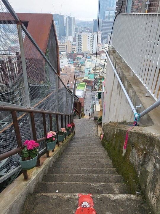 168계단에서 아래로 내려다 본 모습