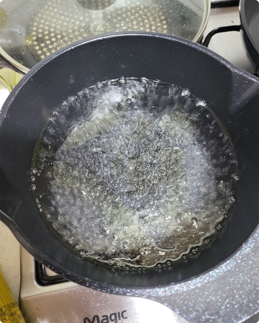 끓는 물에 올리브 오일 넣기