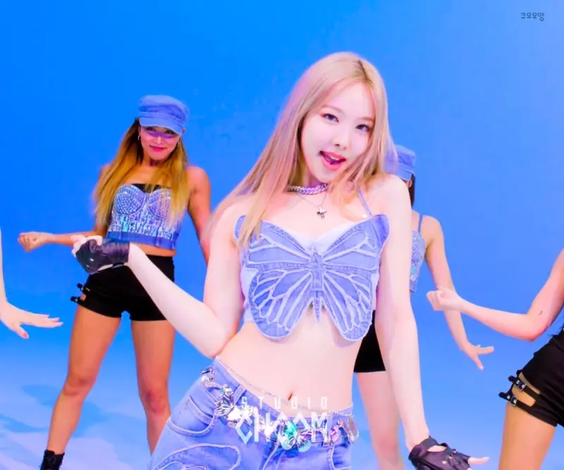  트와이스 나연 스튜디오 춤 POP! 무대 움짤 gif