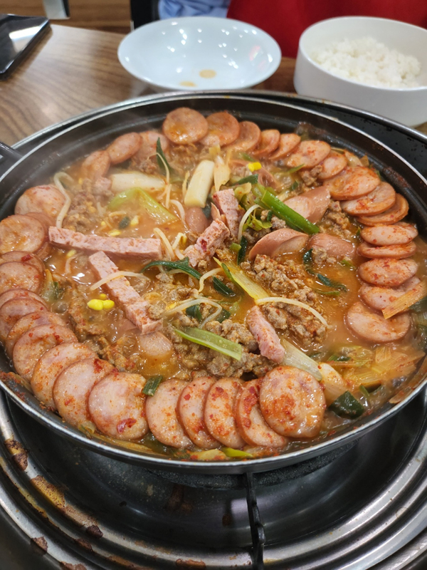햄과_파가_가득한_부대찌개