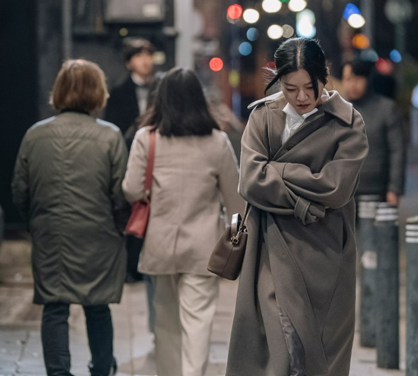 영화-한국이-싫어서-사람들-사이에-혼자-걸어가는-여자