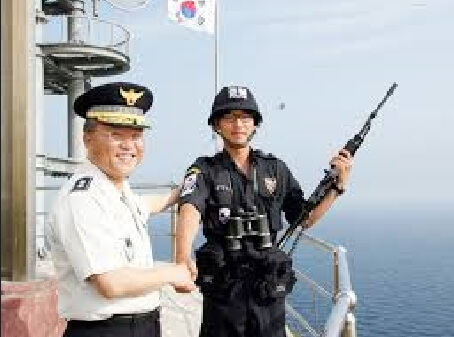 경찰 제복을 입고 해양경찰 격려하는 사진과 인터뷰 하는 모습