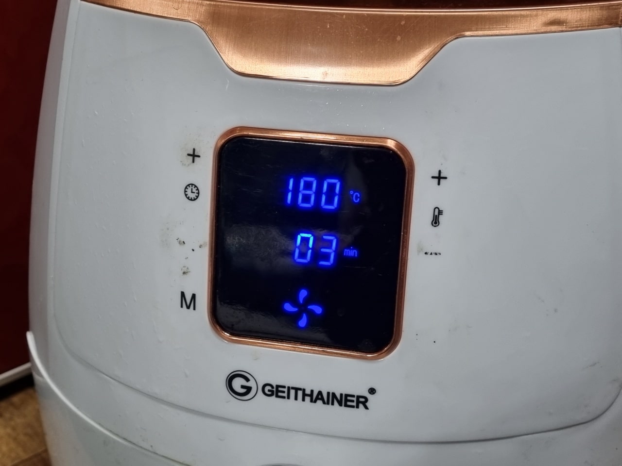 전원버튼이 지워진 에어프라이어인데... 그래도 쓸만합니다.