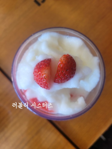 딸기 코코넛 그라니따