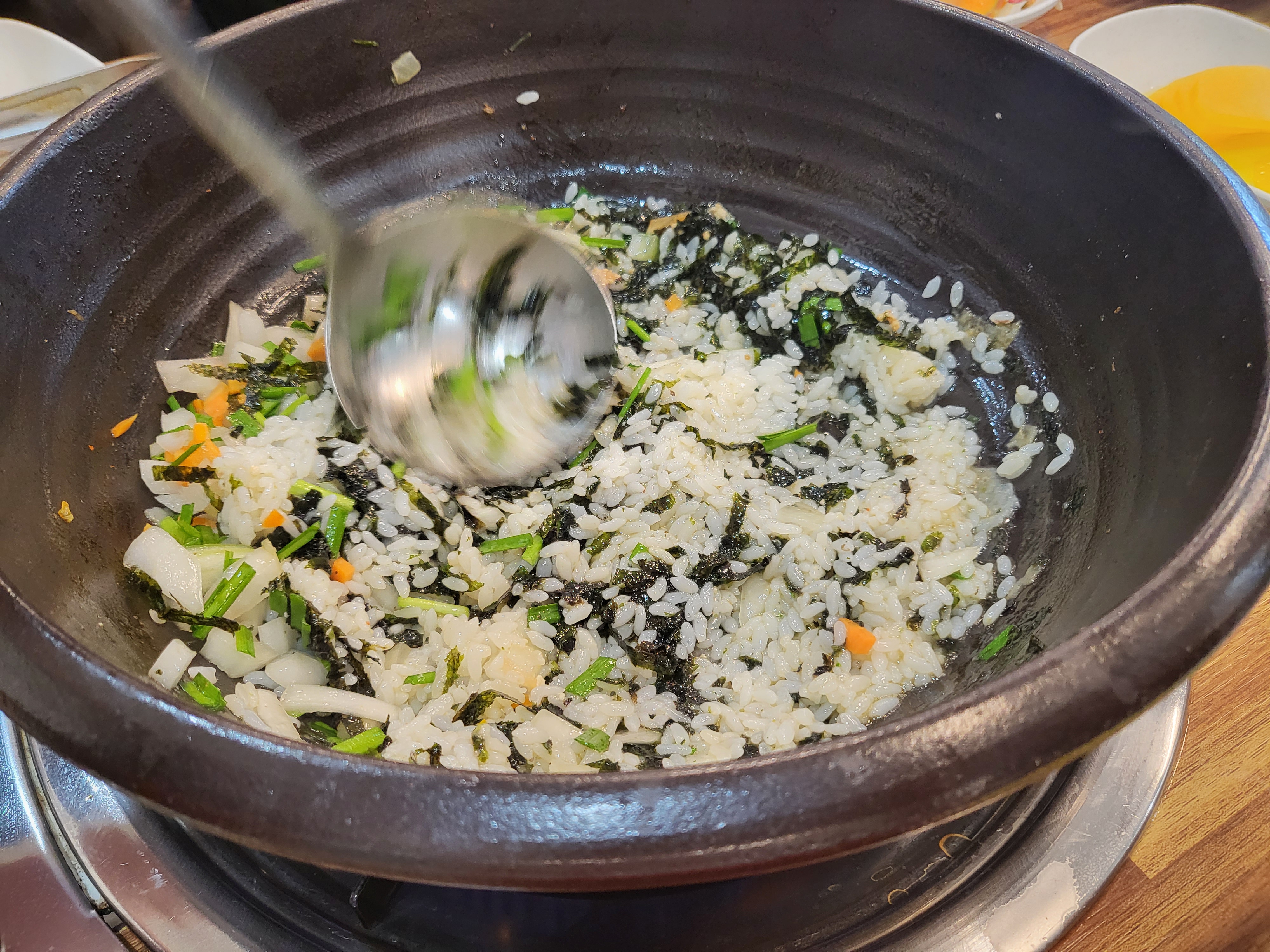 칼국수를 먹고 추가로 볶음밥을 주문했는데, 정말 깔끔한 맛이다