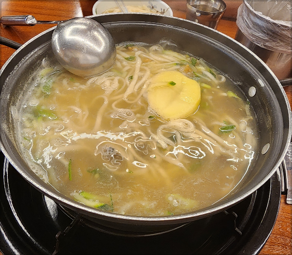 냄비-바지락-칼국수-국자