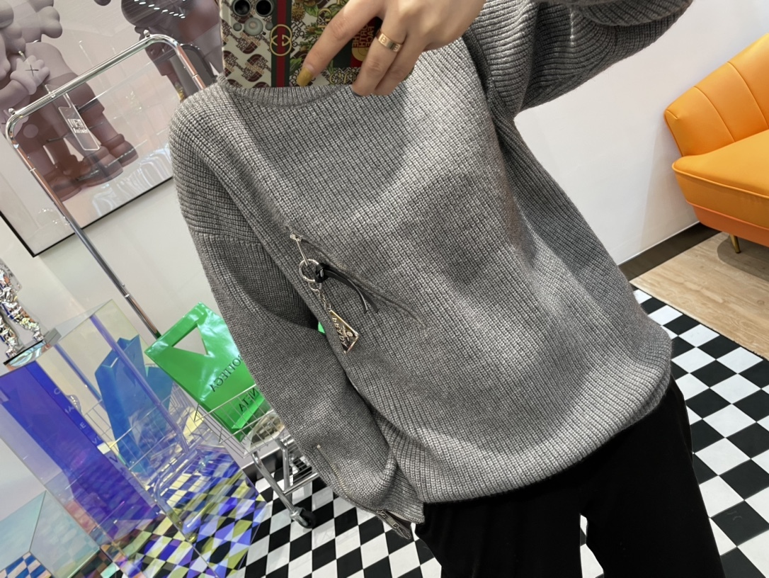  [PRADA] 프라다 로고 집 니트 스웨터 (3 COLOR)